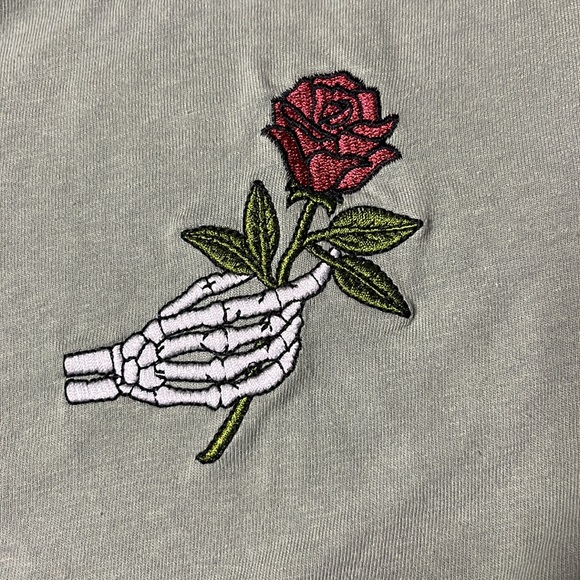 NWT BOYS SKELETON HAND ROSE TEE - Picture 2 of 2